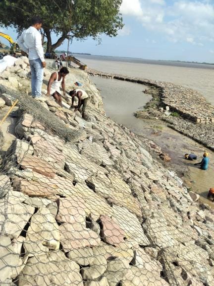 Water discharge from Valmikinagar Barrage begins, villagers panic