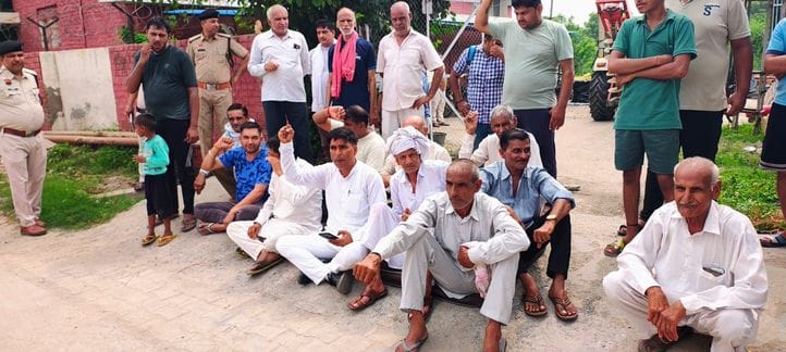 Dharna was held against low voltage and frequent burning of wires