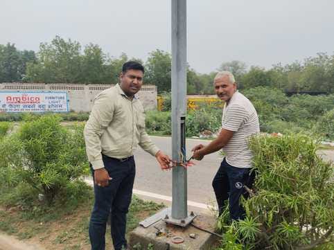 Common people got the street lights repaired themselves