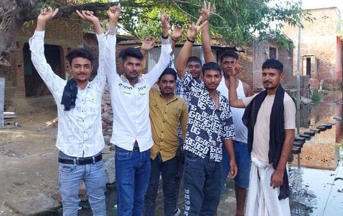 Mud and waterlogging on the road, villagers protested