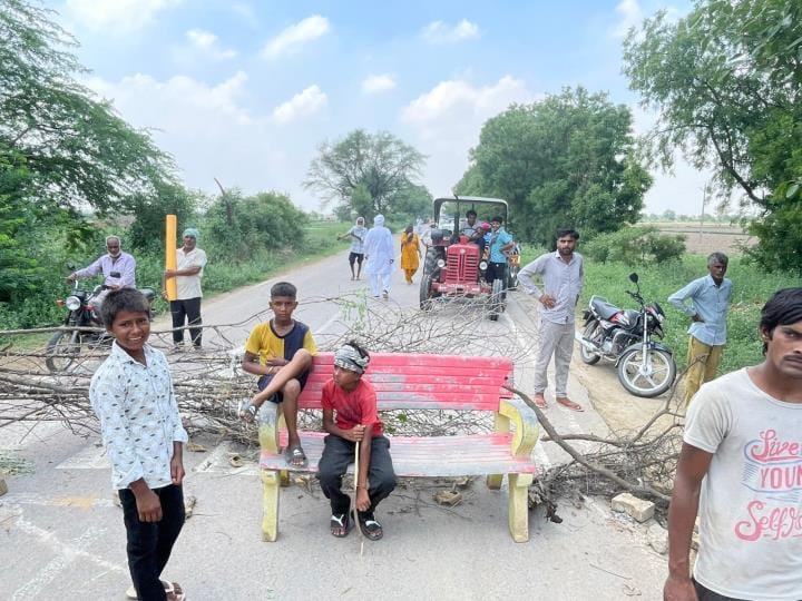 Troubled by the shortage of drinking water, the villagers of Mahjat blocked the Hansi Data road