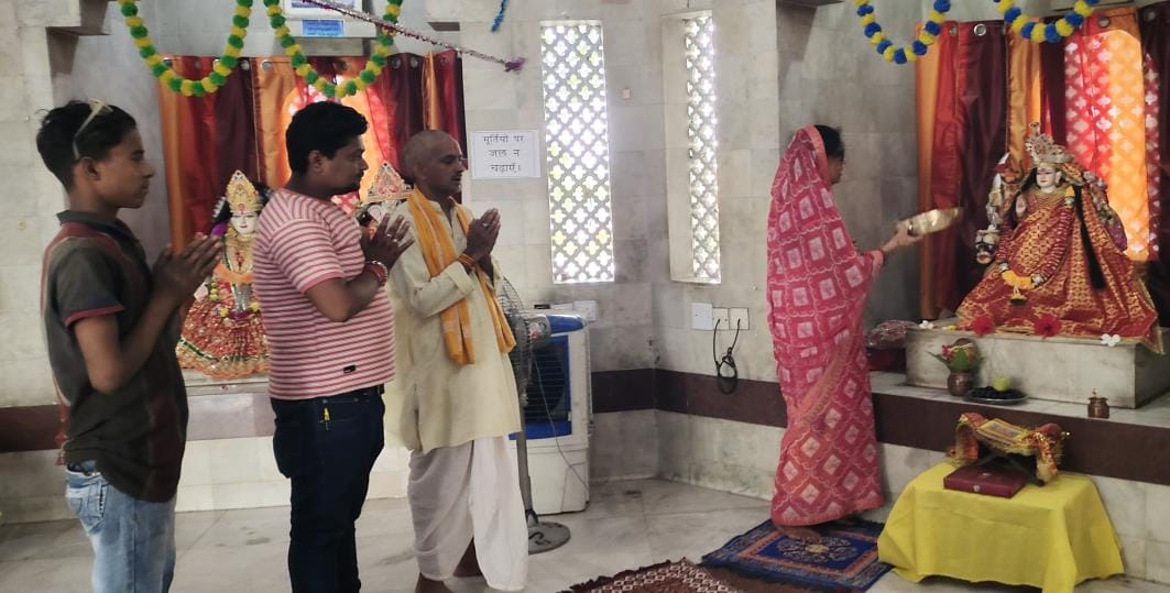Devotees worshiped Tara Devi
