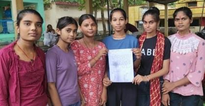 Girl students raised the demand for a road in the village, facing difficulty in going to school