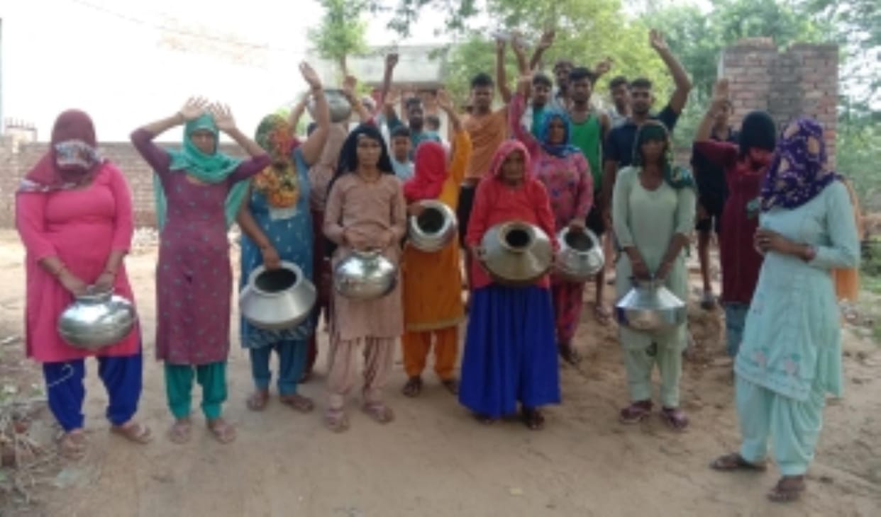 There was hue and cry over drinking water in Khariyawas, villagers raised slogans