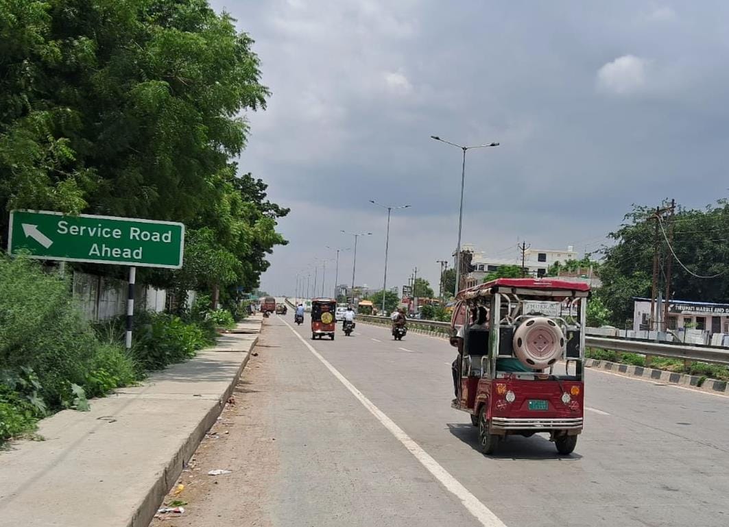 E-rickshaws staggering on highway, danger of death