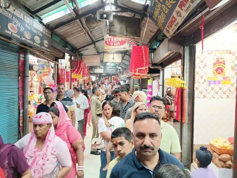 Crowd of devotees at the court of mother Chintapurni, 20000 took darshan
