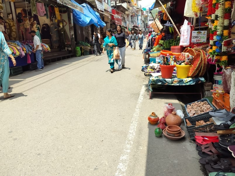 Due to encroachment in the city, walking became difficult, shopkeepers decorated on drains and footpaths