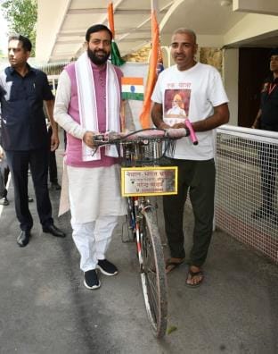 Mason Narendra is spreading the message of environmental protection by traveling thousands of kilometers on bicycle