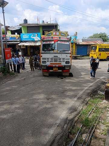Truck full of bricks broke down in Patta market, jammed for two hours