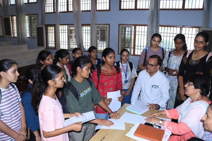 Students arrived for admission in graduate courses