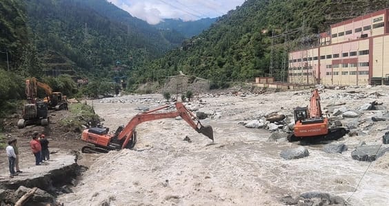 Nine machines are engaged in emptying the Siund lake which has become dangerous