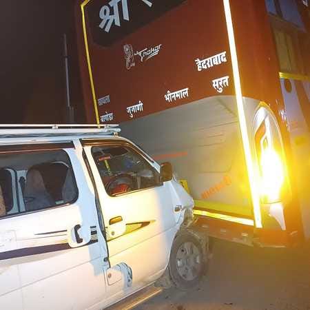 Eco car, 1 killed and 1 other seriously injured by the sudden brake of travel bus driver going to Pune