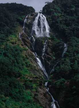 The lake and waterfalls can be seen from 50 meters away
