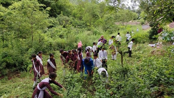 Cleanliness drive conducted in Dhar Tatoh School on Bag Free Day