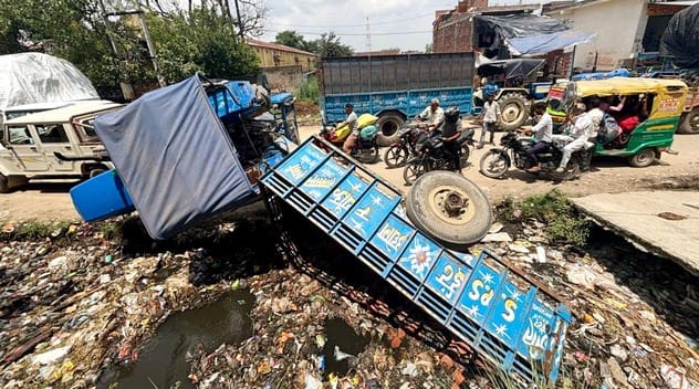 Tractor-trolley stuck between vehicles overturned, driver saved his life by jumping