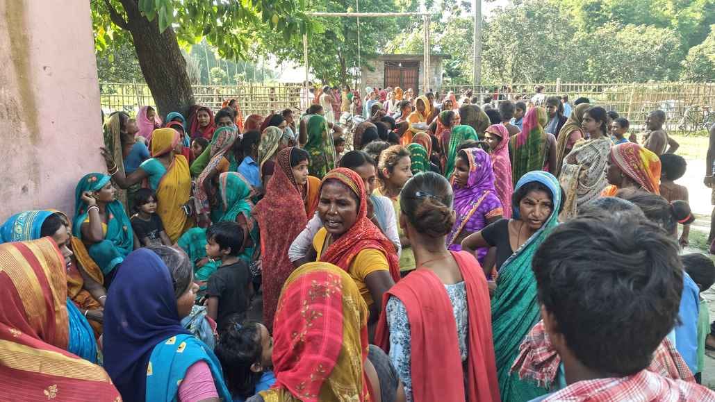 विद्यालय परिसर में जुटी ग्रामीणों की भीड़।अस्पताल में इलाजरत स्कूली बच्चे।अस्पताल में भर्ती र