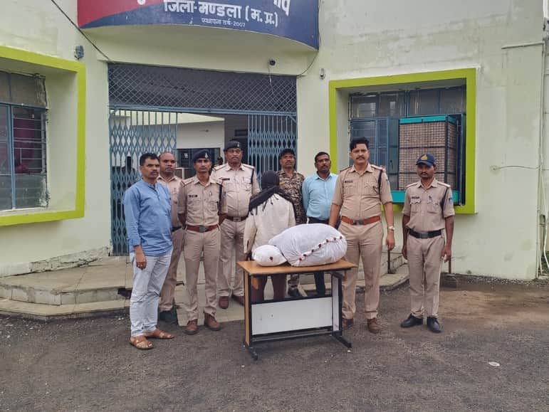 आरोपी को गिरफ्तार किए हुए पुलिस