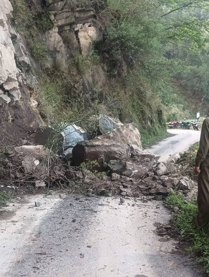 Rocks fell on Aihju-Basahi-Golwan road