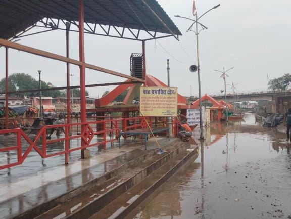 The water level of Mandakini decreased, but the difficulties did not reduce