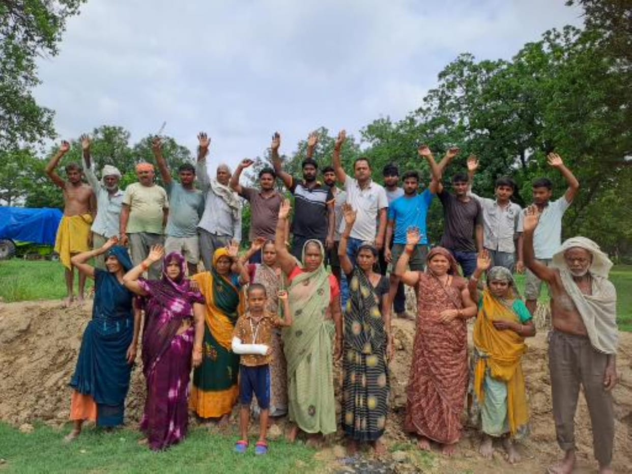 Bullies dug a pit on a public road, villagers protested