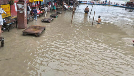 There is uneasiness in the Khadar region due to the rise in the water level of Ganga