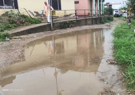 Waterlogging occurred due to lack of drains on Barthi-Sunhani road