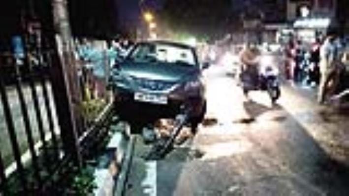 A high speed car collided with a divider in front of the rest house, a young man and a woman got injured