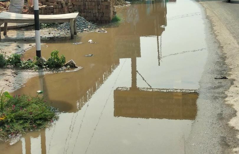 Drain is not built on the four lane side, waterlogging is happening even in light rain