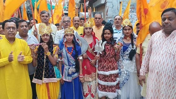 The floats taken out in Prabhat Ferry were the center of attraction