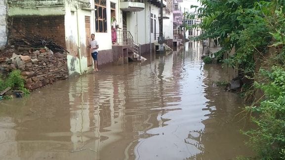 Due to rain in Satnali, waterlogging occurred at many places