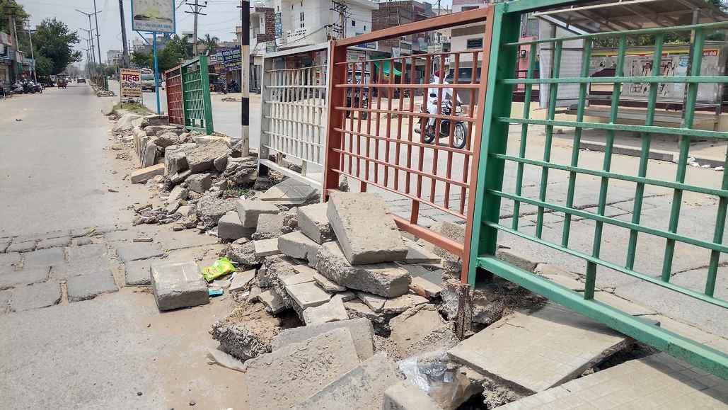 The grills on the main roads of the city are dilapidated, there is a possibility of accidents due to broken dividers