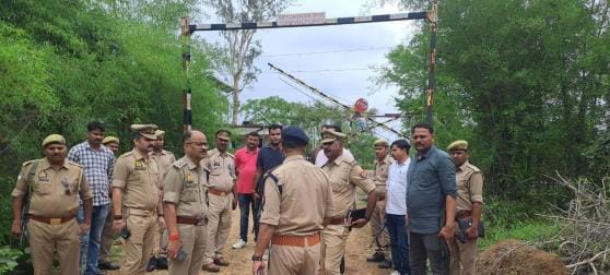 Bike riding miscreants chased and pelted stones on pickup