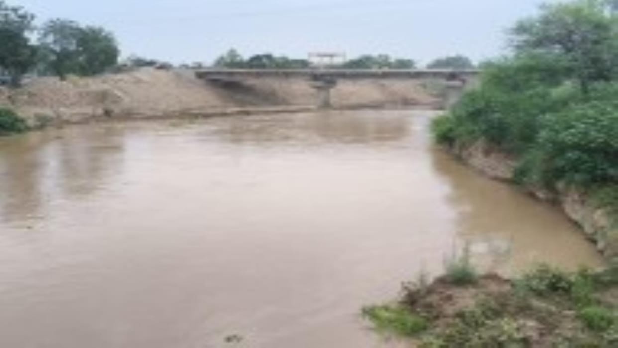 Water level started rising in Ghaggar river, 800 cusecs of water is flowing at Chandpura head