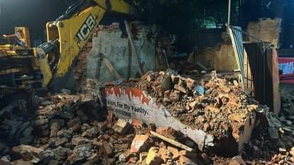 Sagar News: 350 dilapidated buildings have been razed to the ground so far by bulldozer