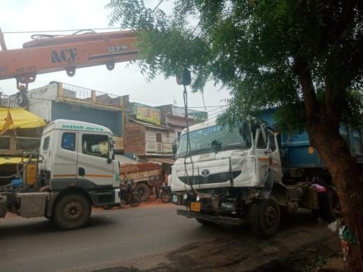 The dumper hit the tractor trolley from behind, the trolley overturned, causing a jam