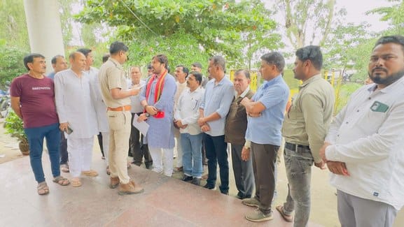 कांग्रेस नेता विक्रम मस्ताल शर्मा के नेतृत्व में कलेक्टर के नाम ज्ञापन सौंपा