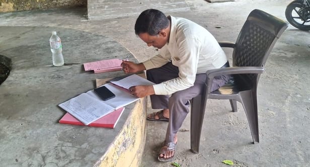 Leprosy patients are being treated under a tree