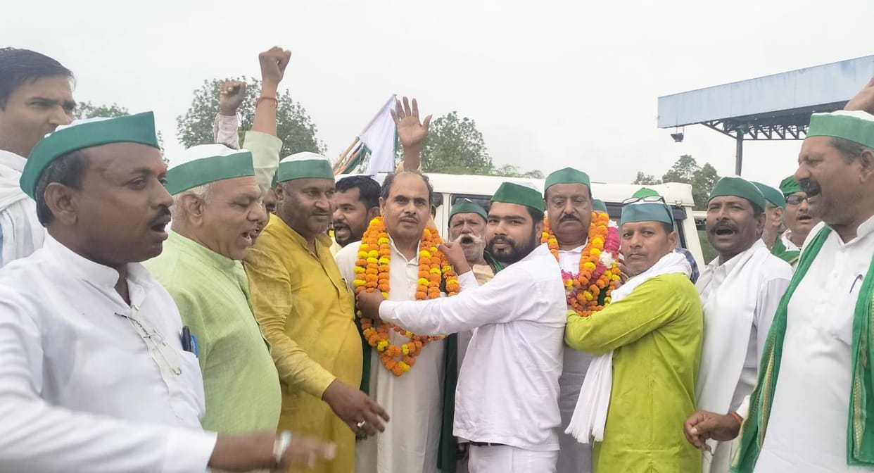 Farmers expressed their displeasure over power cuts