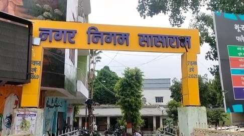 rohtas bihar news: people rescued school child who fell into open drain, video viral, sasaram news, bihar news