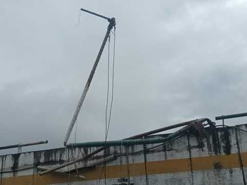 Pole hung on flyover, traffic stopped