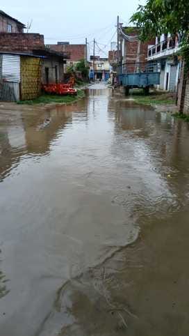 It is difficult to walk on the roads in the rain due to lack of drainage