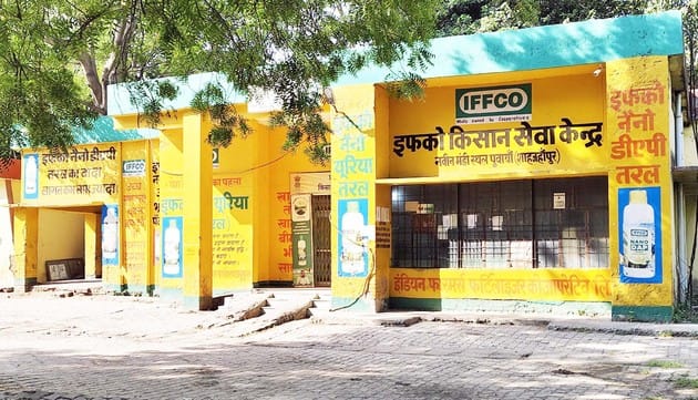 Incharge of IFFCO centers went for training, fertilizer distribution stopped