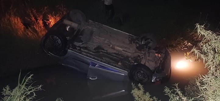 Car lost control and overturned in a drain, three in critical condition