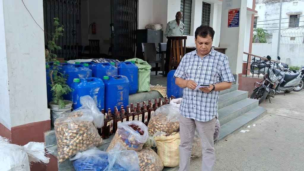 Muzaffarpur Bihar news :woman liquor businessman was running liquor factory with two men product revealed