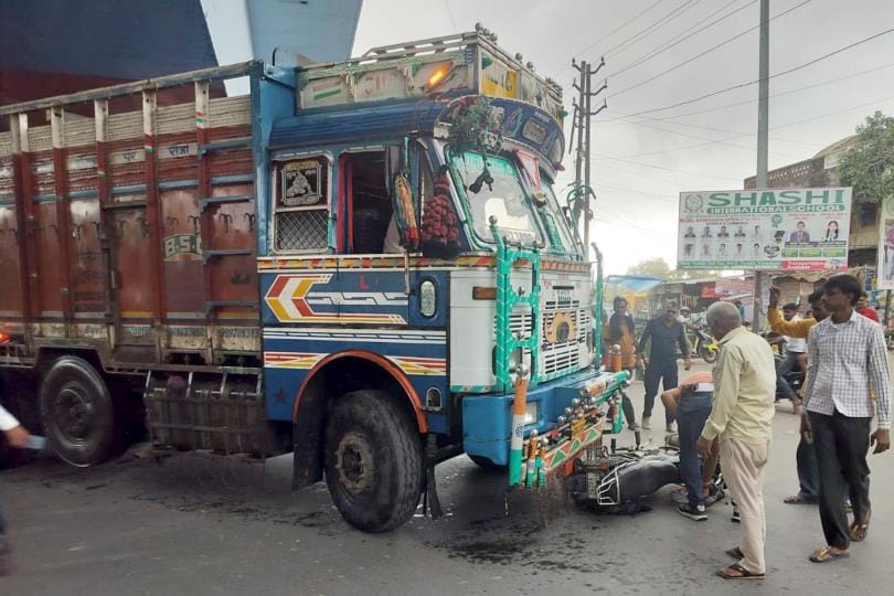 Bike came under the truck at Subhash crossing, rider saved