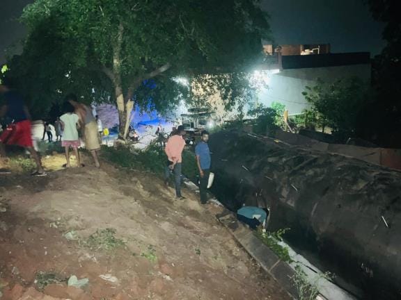 The tanker overturned on the highway, the villagers ran away after filling milk in vessels