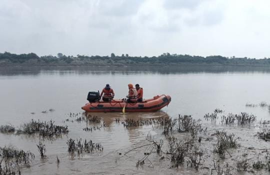 6 people stranded on an island in the Chambal river, 1 rescued, 5 drowned