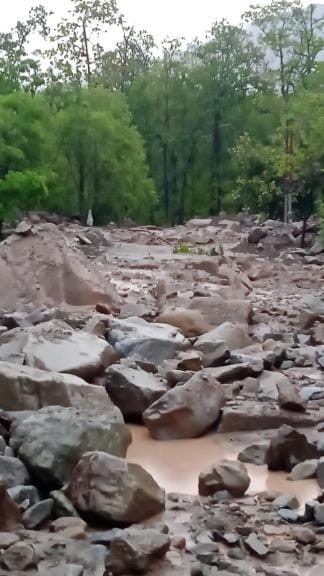Heavy debris again came in Batanagad, traffic remained halted for the whole day
