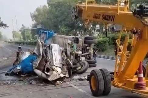 Muzaffarpur Bihar news :driver dies in collision between two trucks assistant driver