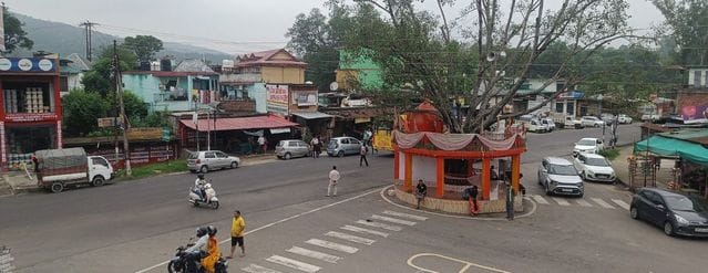 From a small tourist stop, Dadhol has become a big market with 200 shops